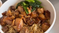 Menu mienya bisa pilih mie keriting, lebar, kueh teow, dan bihun. Toppingnya berupa babi cincang, campur ayam, atau babi rica sambal ijo. Harganya mulai dari Rp 40 ribu seporsi. Foto: shendy ang/Google Image