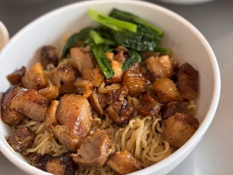 Nyempil dalam Perumahan! Ini 5 Bakmi Topping Babi yang Terkenal Enak