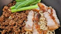 Tekstur bakmi yang lebih garing jadi keunggulan di sini, bisa pilih bakmi halus, karet, kwetiau, atau bihun. Toppingnya berupa babi cincang dan siobak. Harganya mulai dari Rp 35 ribuan. Foto: Antony Liem/Google Image