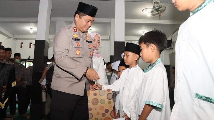 Anak yatim di Nganjuk dapat bingkisan Maulid dari Kapolres