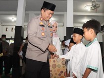 Senangnya Anak Yatim di Nganjuk Dapat Bingkisan Maulid dari Polisi