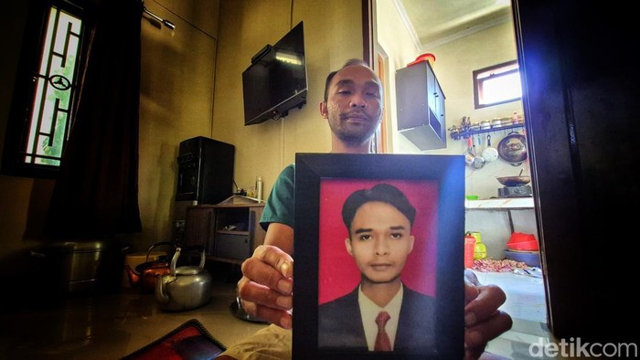 Andaryana, kakak almarhum Heri memperlihatkan foto Heri semasa hidup.