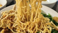 Salah satu menunya, Bakmi Kecil Campur Ayam & Babi plus Jamur IDR 33.000. Mienya tipe keriting dan garing dengan rasa agak asin dan gurih kuat. Foto: Instagram ellyshuang