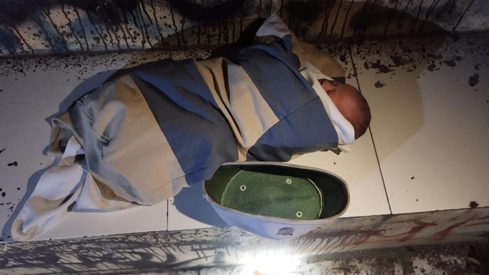 Bayi berjenis kelamin perempuan saat ditemukan di gardu pos tani, Mriyan, Donotirto, Kretek, Bantul, Jumat (5/9/2025).