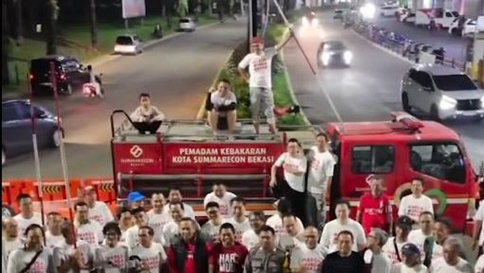 Video: Momen Kompak Warga Bekasi Ronda Pakai Kaos Warga Jaga Warga