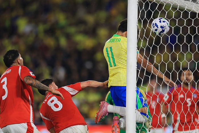 RIO DE JANEIRO, BRAZIL - SEPTEMBER 04: Lucas Paqueta of Brazil scores the teams second goal during the South American FIFA World Cup 2026 Qualifier match between Brazil and Chile at Maracana Stadium on September 04, 2025 in Rio de Janeiro, Brazil. (Photo by Buda Mendes/Getty Images)