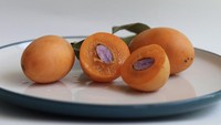 Buah gandaria termasuk jenis buah eksotis yang terancam punah. Buahnya memiliki karakteristik bentuk lonjong dengan warna kuning terang. Menyoal rasa, buah gandaria cenderung asam. Foto: istock
