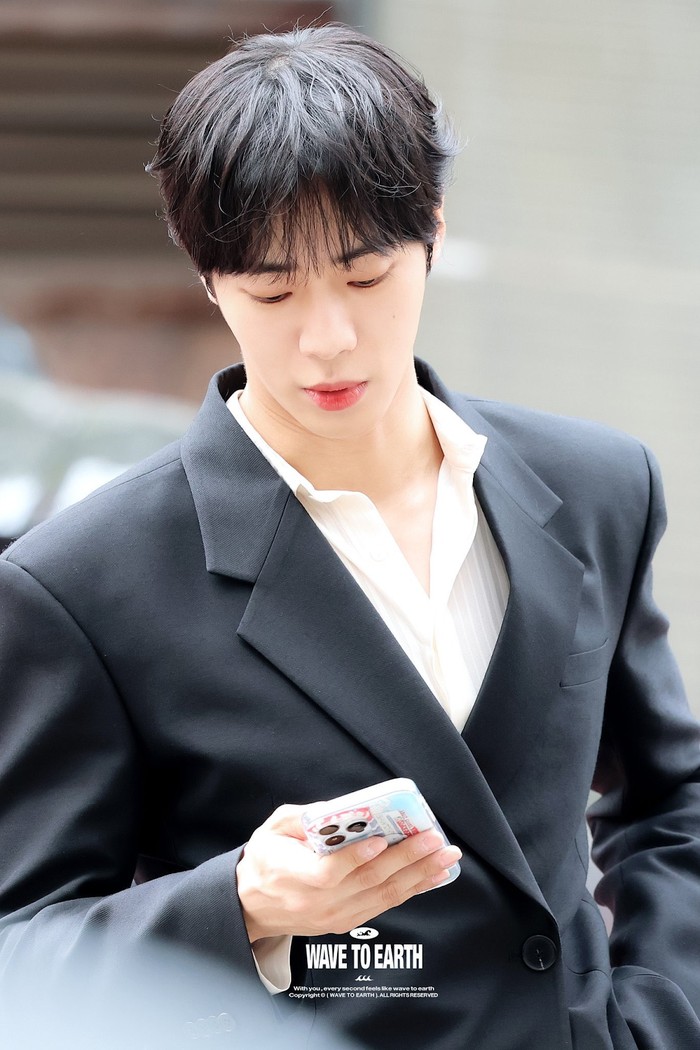Choo Young Woo terciduk memakai casing handphone dengan desain berbau lolita atau obsesi seksual terhadap gadis di bawah umur.