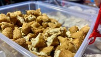 Pencinta tahu goreng juga bisa menemukan makanan favoritnya di sini nih! Semakin enak jika dinikmati bersama bumbu bojot. Foto: Andi Annisa DR/detikfood