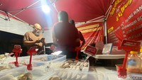 Setiap hari, kecuali Minggu, Cireng Nineung Prasmanan Si Bojot by NN buka mulai pukul 1 siang sampai 10 malam. Biasanya, setelah magrib pembeli baru ramai berdatangan. Foto: Andi Annisa DR/detikfood