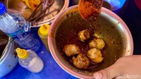 Pencinta dimsum harus coba dimsum bojot di sini. Harganya Rp 15 ribu isi 5 buah dengan baluran bumbu bojot yang pedas gurih istimewa. Foto: Andi Annisa DR/detikfood
