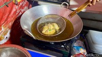 Setelah memilih, cireng akan digorengkan oleh pegawai. Proses menggorengnya tak sampai 5 menit, sampai cireng berwarna kuning keemasan. Foto: Andi Annisa DR/detikfood