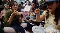 Aksi damai yang diikuti mahasiswa dan sejumlah elemen masyarakat tersebut dilakukan untuk menagih 17+8 poin tuntutan rakyat kepada Dewan Perwakilan Rakyat.