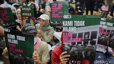 Dari Minuman Gratis hingga Kartu Uno, Begini Aksi Kreatif 17+8 di DPR
