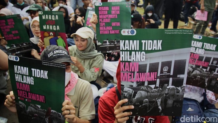 Aksi 17+8 di DPR, dari Bagi-bagi Minuman hingga Bunga Mawar ---- Peserta aksi membawa poster, bermain balon air, bermain kartu uno, membagikan minuman hingga bunga mawar saat mengikuti Aksi Piknik Nasional Rakyat di depan Gedung DPR/MPR Senayan, Jakarta, Jumat (5/9/2025). Aksi damai yang diikuti mahasiswa dan sejumlah elemen masyarakat tersebut dilakukan untuk menagih 17+8 poin tuntutan rakyat kepada Dewan Perwakilan Rakyat.
