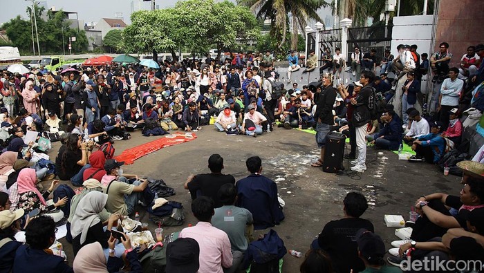 Dari Minuman Gratis hingga Kartu Uno, Begini Aksi Kreatif 17+8 di DPR Aksi 17+8 di DPR, dari Bagi-bagi Minuman hingga Bunga Mawar ---- Peserta aksi membawa poster, bermain balon air, bermain kartu uno, membagikan minuman hingga bunga mawar saat mengikuti Aksi Piknik Nasional Rakyat di depan Gedung DPR/MPR Senayan, Jakarta, Jumat (5/9/2025). Aksi damai yang diikuti mahasiswa dan sejumlah elemen masyarakat tersebut dilakukan untuk menagih 17+8 poin tuntutan rakyat kepada Dewan Perwakilan Rakyat.