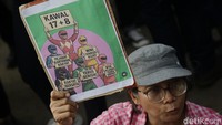Poster yang dibawa unik dan kreatif sebagai bentuk menagih janji.