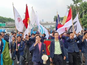 Massa Mahasiswa Tiba di Depan DPR, Ingatkan Deadline 17 Tuntutan Rakyat