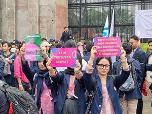 Poster Satire Mahasiswa yang Turun Lagi ke DPR Tagih 17 Tuntutan Rakyat