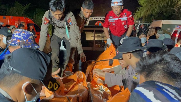 Petugas SAR gabungan mengevakuasi kantong jenazah korban kecelakaan Helikopter Tipe BK117 D3 milik Eastindo Air di kawasan hutan Desa Emil Baru, Mentewe, Tanah Bumbu, Kalimantan Selatan, Kamis (4/9/2025). Petugas membawa sejumlah kantong berisi jenazah tersebut menuju Rumah Sakit Bhayangkara Banjarmasin untuk dilakukan proses identifikasi. ANTARA FOTO/Sujud Mariono/sgd