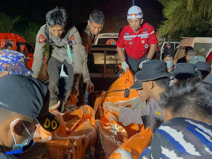 Petugas SAR gabungan mengevakuasi kantong jenazah korban kecelakaan Helikopter Tipe BK117 D3 milik Eastindo Air di kawasan hutan Desa Emil Baru, Mentewe, Tanah Bumbu, Kalimantan Selatan, Kamis (4/9/2025). Petugas membawa sejumlah kantong berisi jenazah tersebut menuju Rumah Sakit Bhayangkara Banjarmasin untuk dilakukan proses identifikasi. ANTARA FOTO/Sujud Mariono/sgd