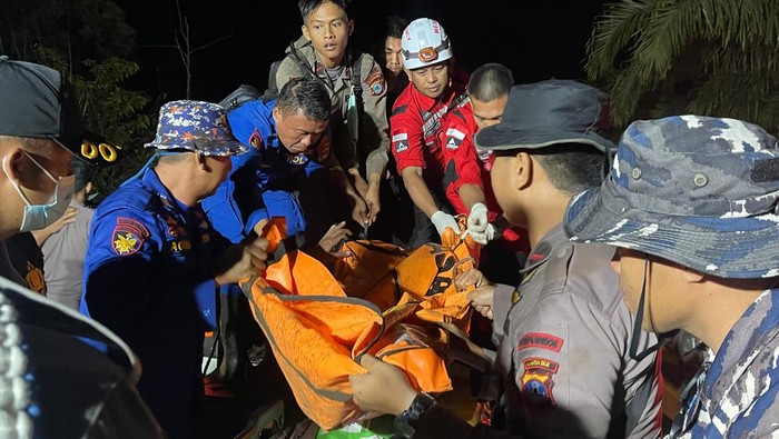 Petugas SAR gabungan mengevakuasi kantong jenazah korban kecelakaan Helikopter Tipe BK117 D3 milik Eastindo Air di kawasan hutan Desa Emil Baru, Mentewe, Tanah Bumbu, Kalimantan Selatan, Kamis (4/9/2025). Petugas membawa sejumlah kantong berisi jenazah tersebut menuju Rumah Sakit Bhayangkara Banjarmasin untuk dilakukan proses identifikasi. ANTARA FOTO/Sujud Mariono/sgd