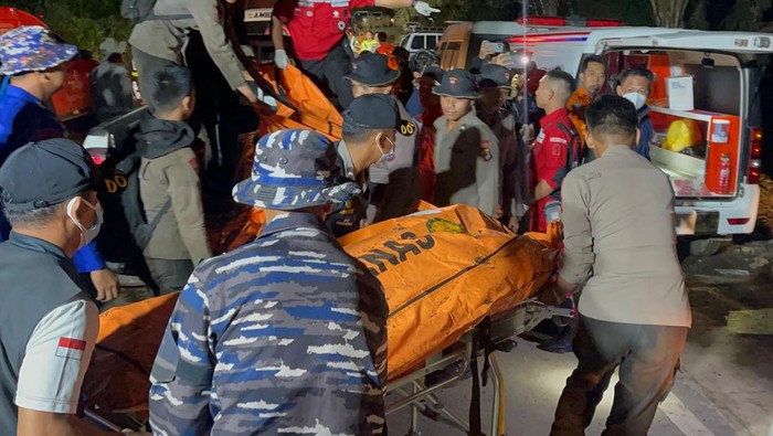 Detik-Detik Evakuasi Korban Helikopter Jatuh di Tanah Bumbu Kalsel Petugas SAR gabungan mengevakuasi kantong jenazah korban kecelakaan Helikopter Tipe BK117 D3 milik Eastindo Air di kawasan hutan Desa Emil Baru, Mentewe, Tanah Bumbu, Kalimantan Selatan, Kamis (4/9/2025). Petugas membawa sejumlah kantong berisi jenazah tersebut menuju Rumah Sakit Bhayangkara Banjarmasin untuk dilakukan proses identifikasi. ANTARA FOTO/Sujud Mariono/sgd