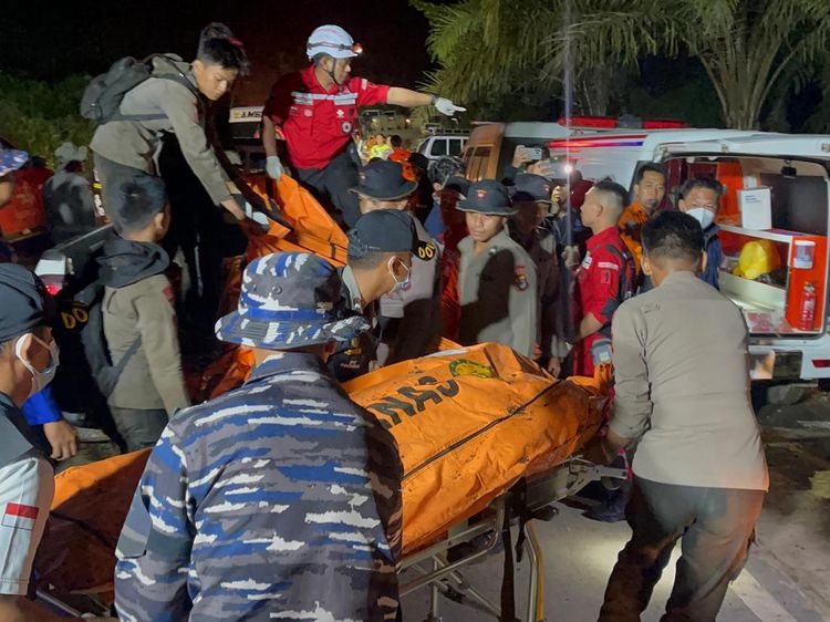 Detik-Detik Evakuasi Korban Helikopter Jatuh di Tanah Bumbu Kalsel