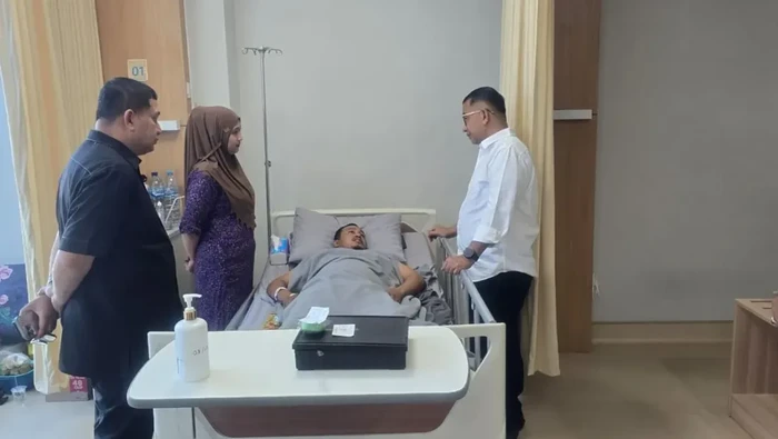 Dirjen Otda Kemendagri Akmal Malik didampingi Wali Kota Makassar Munafri Arifuddin saat menemui korban demo ricuh di rumah sakit.
