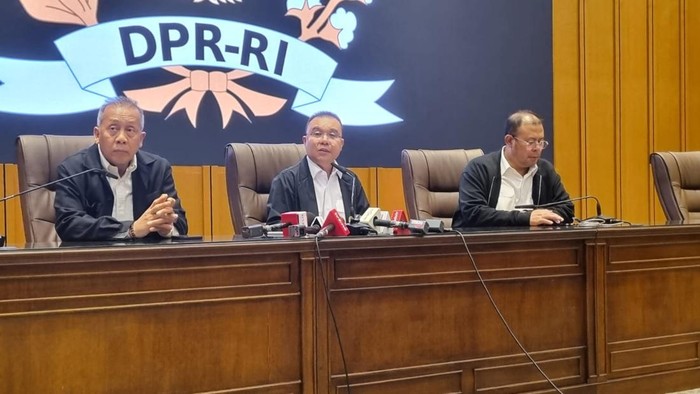 Wakil Ketua DPR Sufmi Dasco Ahmad, Saan Mustopa, dan Cucun Syamsurizal di kompleks parlemen, Senayan, Jakarta, Jumat (5/9/2025).