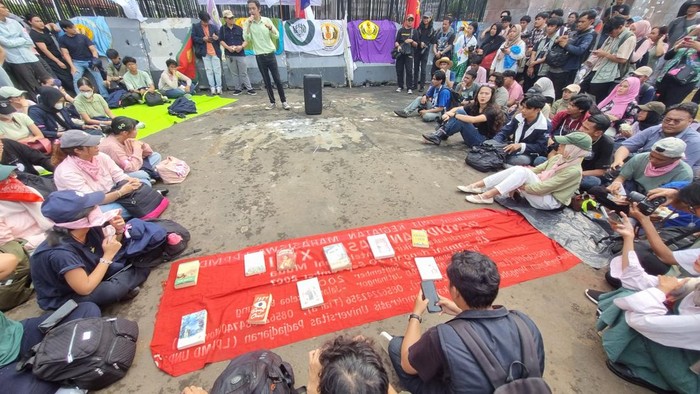Massa mahasiwa di Gedung DPR RI