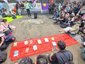 Mahasiswa Gelar Demo Tema Piknik di DPR Kawal Tuntutan 17+8