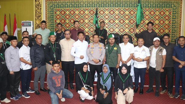DPRD Pelalawan menerima aspirasi mahasiswa dan unjuk rasa berlangsung damai.