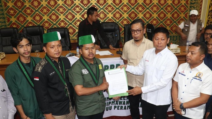 DPRD Pelalawan menerima aspirasi mahasiswa dan unjuk rasa berlangsung damai.