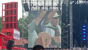 Lalu ada dua legend Tanah Air, Ebiet G Ade dan Iwan Fals. Ahsan Nurrijal/detitkpop