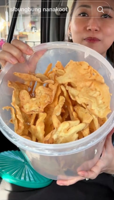 Food Vlogger Nanakoot Dikritik Usai Sebut Peyek Pinkan Mambo Keras.
