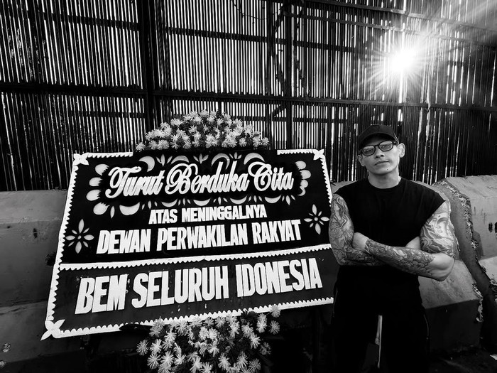 Gandindra Bimo gabung dengan massa di depan gedung DPR RI.