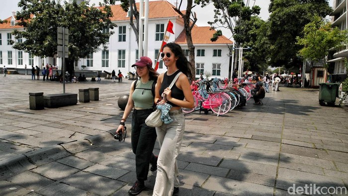 Turis mancangera menikmati suasana Kota Tua, Jakarta, Jumat (5/9/2025).