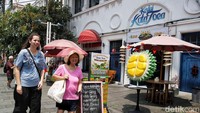 Turis asing melintas di depan kafe-kafe kawasan Kota Tua Jakarta. Jumlah tadi naik sebesar 4,62 persen dibandingkan Juni 2025 month-to-month (m-to-m) dan naik 13,01 persen dibandingkan bulan yang sama pada tahun lalu (y-on-y).