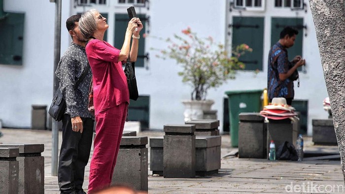 Turis mancangera menikmati suasana Kota Tua, Jakarta, Jumat (5/9/2025).