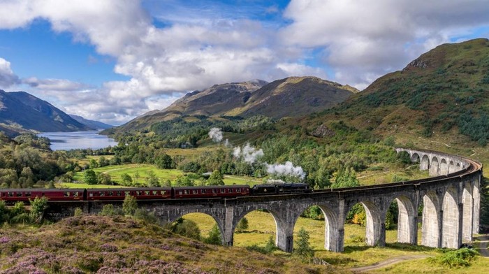 Glenfinnan Viaduct di Skotlandia.