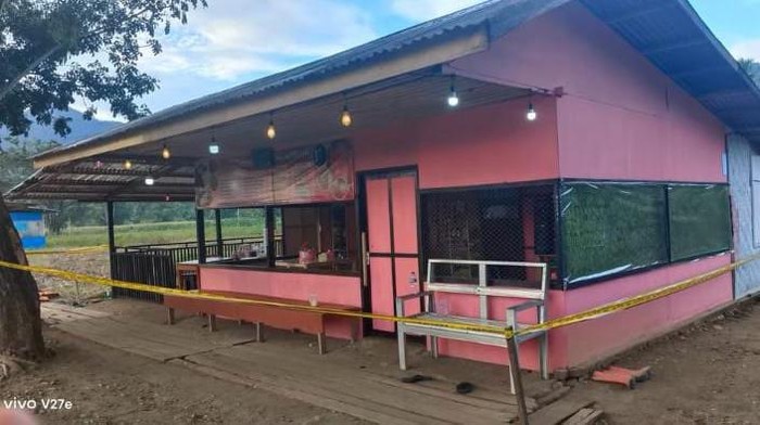 Pria berinisial SN (50) di Kabupaten Gorontalo Utara, Gorontalo, menikam istrinya, IH (45) hingga tewas di sebuah rumah makan.