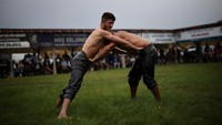 Suasana pertandingan semakin semarak dengan tabuhan drum tradisional yang mengiringi setiap duel. Turnamen Cherna menjadi salah satu ajang penting melestarikan olahraga tradisional berusia berabad-abad di Balkan. Foto: REUTERS/Stoyan Nenov