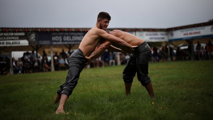 Wrestlers covered in oil prepare before a traditional oil wrestling competition in the village of Cherna, Bulgaria, August 31, 2025. REUTERS/Stoyan Nenov