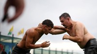Pertandingan berlangsung 30–40 menit, dan bisa diperpanjang hingga 15 menit jika kedua pegulat masih bertahan. Foto: REUTERS/Stoyan Nenov