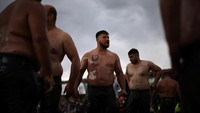 Turki mengirimkan kontingen terbesar dengan 85 pegulat, menunjukkan kuatnya ikatan budaya di kawasan Balkan. Foto: REUTERS/Stoyan Nenov