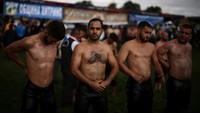 Peserta mengenakan “kisbet”, celana kulit kerbau tradisional, yang menjadi ciri khas gulat minyak era Ottoman. Foto: REUTERS/Stoyan Nenov