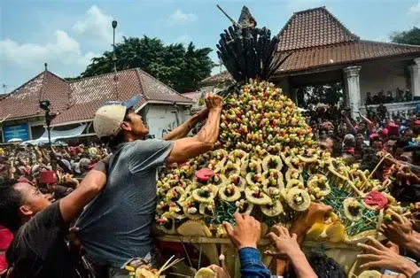 Gunungan Maulid, Tradisi Berbagi Rezeki Melalui Hasil Bumi saat Maulid Nabi