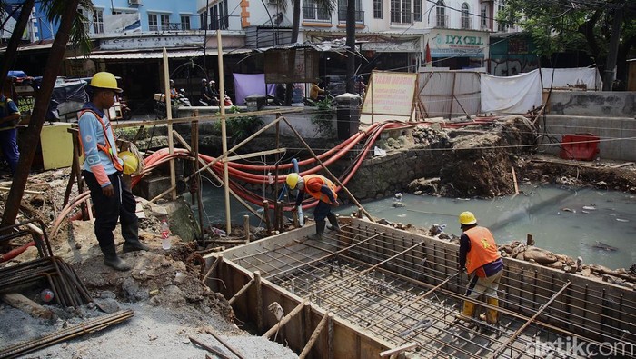 Harap Sabar, Proyek Jembatan Puri Beta Ditarget Selesai Desember Pekerja menyelesaikan konstruksi jembatan Puri Beta, Tangerang, Jumat (5/9/2025). Proyek ini ditargetkan selesai pada Desember mendatang.