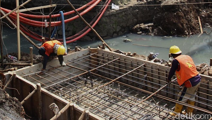 Pekerja menyelesaikan konstruksi jembatan Puri Beta, Tangerang, Jumat (5/9/2025). Proyek ini ditargetkan selesai pada Desember mendatang.